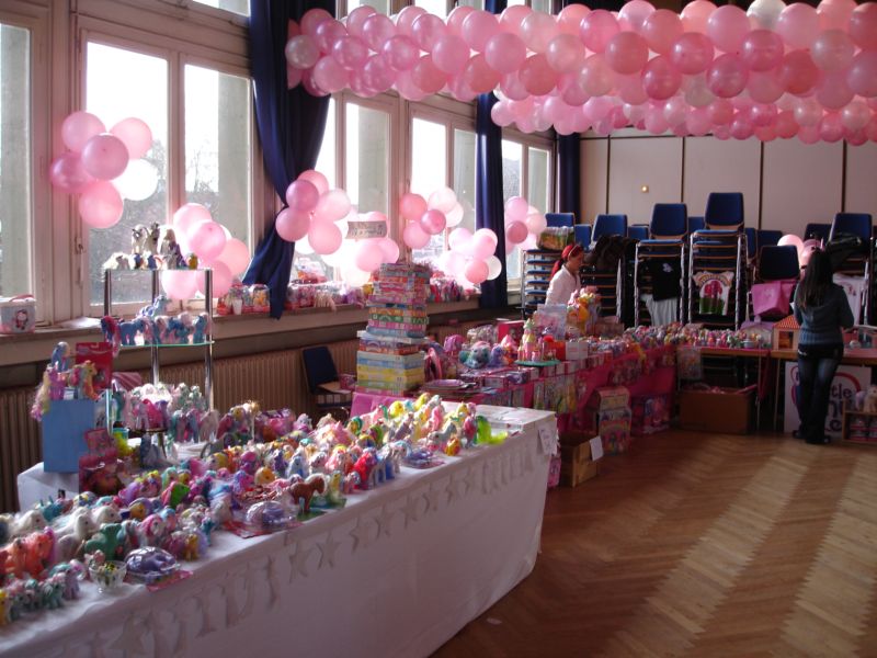 Loefe's ponies for sale and Baby Applejack's stall in the background