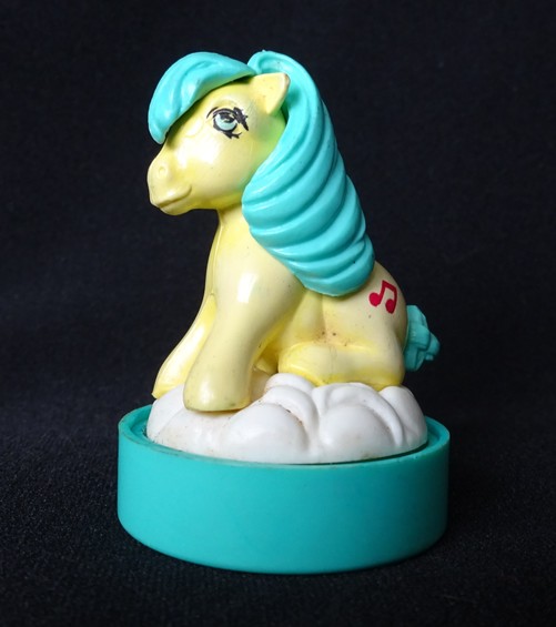 Yellow earth pony with musical note